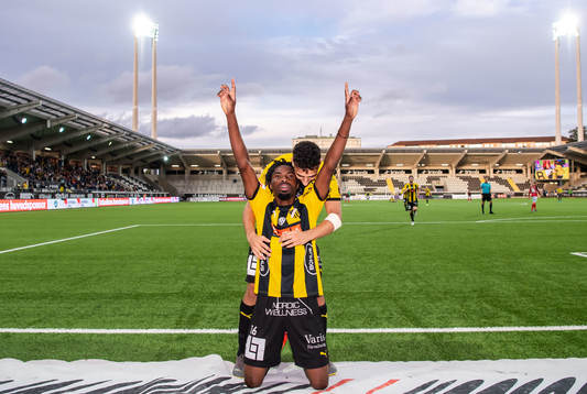 Häckens Kwame Kizito och Daleho Irandust jublar