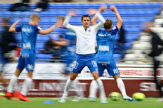 IFK Norrköpings Simon Thern värmer upp