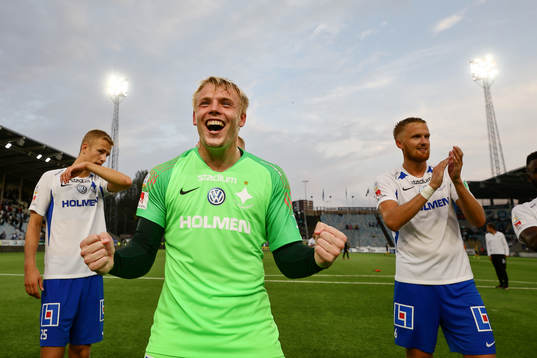 IFK Norrköpings målvakt Isak Pettersson jublar