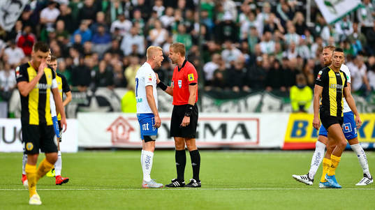 IFK Norrköpings Kalle Holmberg reagerar på domare Glenn