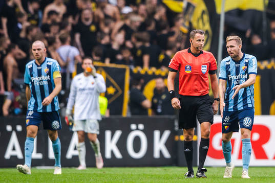 Djurgårdens Jonathan Ring i samtal med domare Andreas