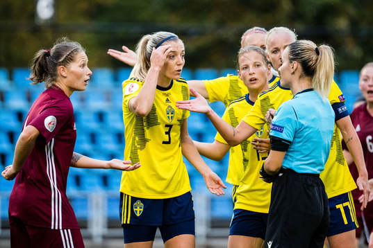 Linda Sembrant and Anna Anvegård of Sweden in discussion
