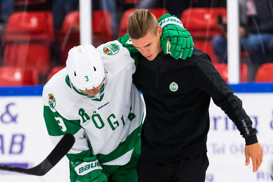 Rögles Daniel Bertov hjälps av isen av fysioterapeut