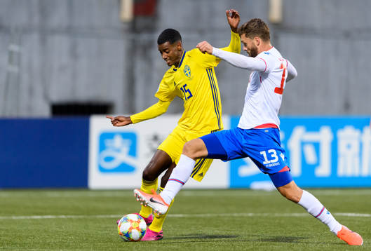 Alexander Isak of Sweden and Rogvi Baldvinsson of Faroe
