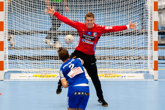 Kristianstads målvakt Leo Larsson och Ystads IF Ludvig