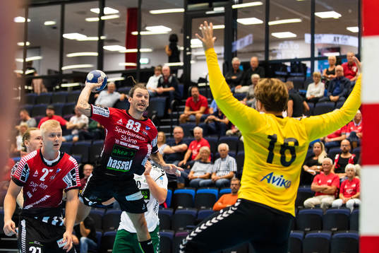 IFK Ystads Fredrik Petersen skjuter mot Helsingborgs