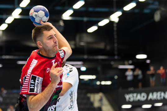 IFK Ystads Oscar Hansson skjuter