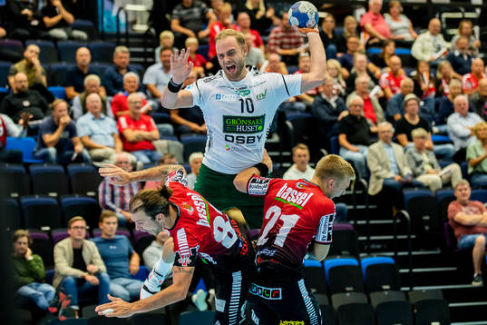 Helsingborgs David Florander stoppas IFK Ystads Fredrik