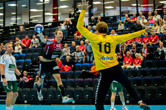 Ystads Fredrik Petersen och Helsingborgs målvakt Linus