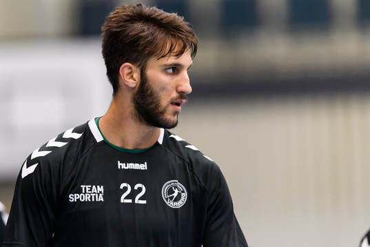 Varbergs Ram Turkenitz före handbollsmatchen i