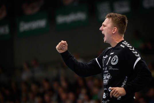 Varbergs målvakt Carl Aronius jublar