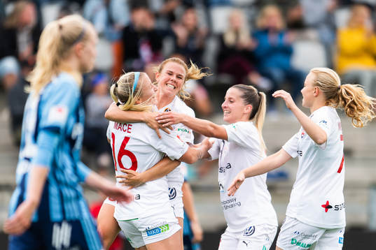 Rosengårds Hailie Mace jublar med lagkamrater