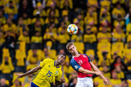 Alexander Isak of Sweden and Markus Henriksen of Norway