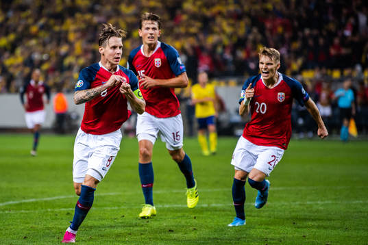 Stefan Johansen of Norway celebrate with Sander Berge and