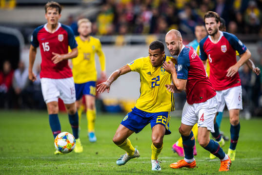Robin Quaison of Sweden and Tore Reginiussen of Norway