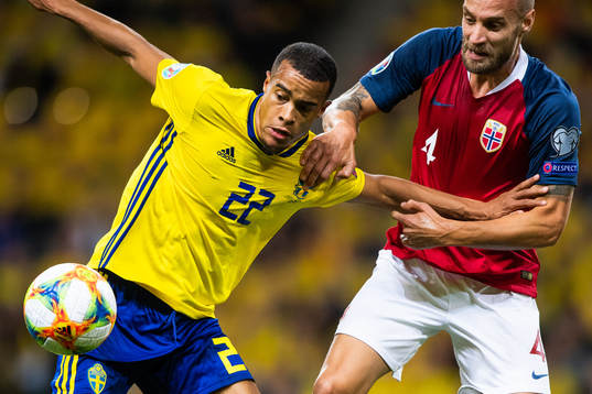 Robin Quaison of Sweden and Tore Reginiussen of Norway