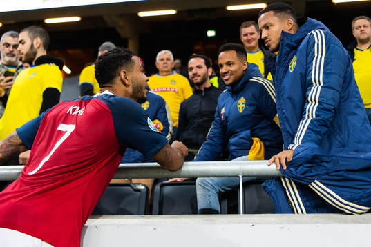 Joshua King of Norway talking to Martin Olsson and Marcus