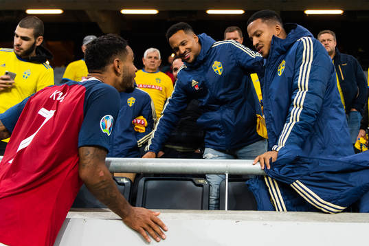 Joshua King of Norway talking to Martin Olsson and Marcus