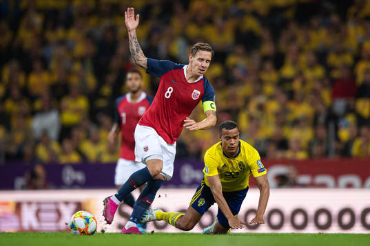 Stefan Johansen of Norway tackles Robin Quaison of Sweden