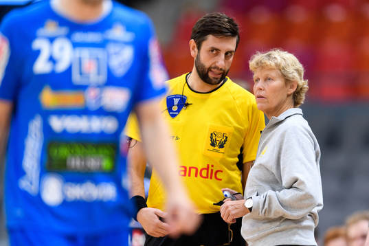 Domare Mirza Kurtagic i samtal med matchdelegat Monika Hagen