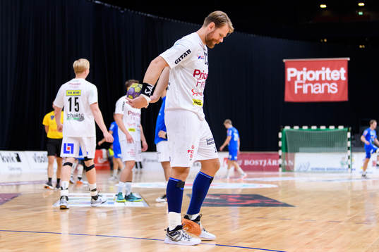 Redbergslids Oskar Ysander går om kring på golvet