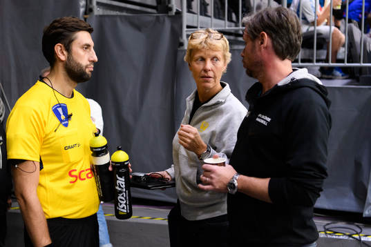 Domare Mirza Kurtagic och matchdelegat Monika Hagen