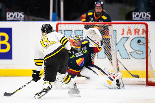 s Erica Uden Johansson gör 0-2 bakom Djurgårdens målvakt