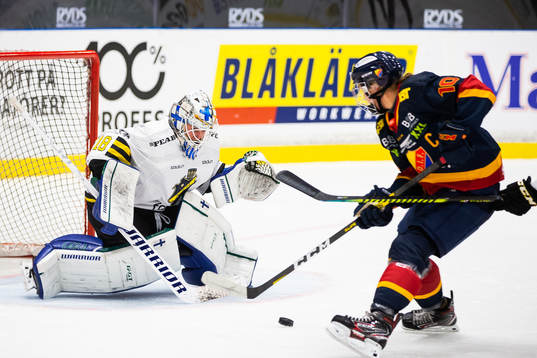 s målvakt Meeri Räisänen och Djurgårdens Andrea Dalen