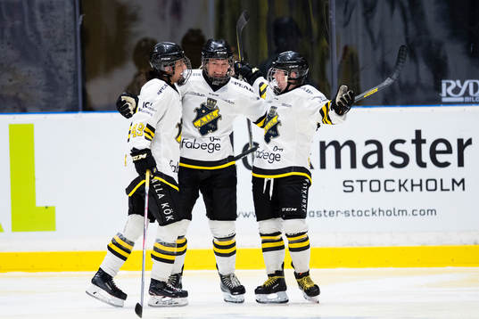 s Erica Uden Johansson (m) gör 0-2 och  jublar med
