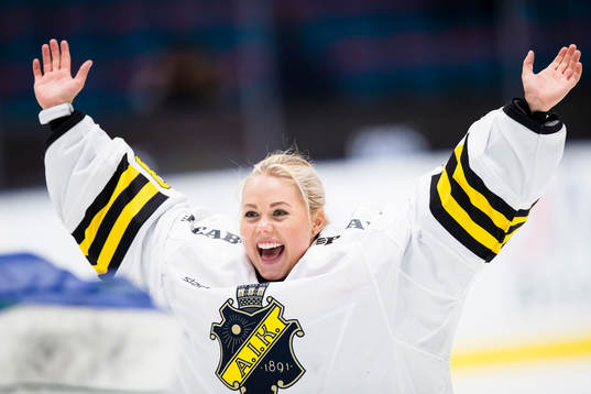 s målvakt Sabina Eriksson jublar