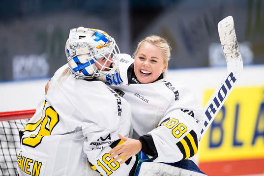 s målvakt Meeri Räisänen omfamnas av målvakt Sabina