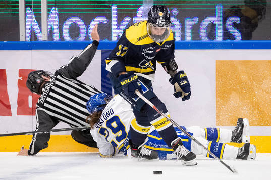s Danielle Stone och Leksands Moa Viklund och linjedomare