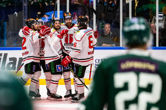 Örebros Mathias Bromé jublar med lagkamrater