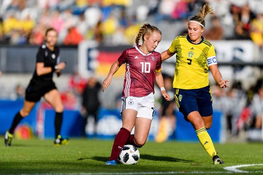 Tysklands Mia Büchele och Sveriges Johanna Svedberg
