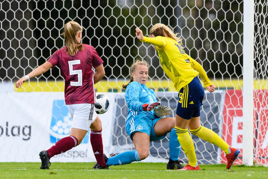 Sveriges Matilda Vinberg oroar Tysklands målvakt Julia