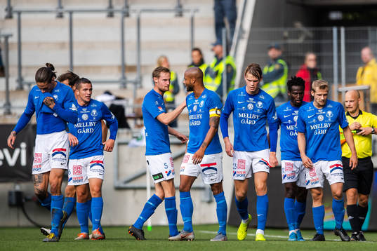 Trelleborgs Fatawu Safiu jublar med lagkamrater