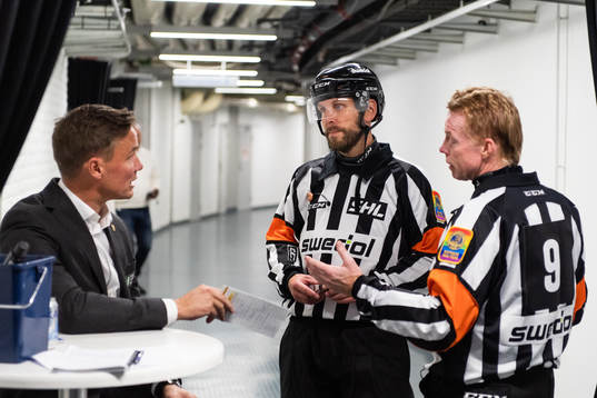 Frölundas tränare Roger Rönnberg  diskuterar med domarna