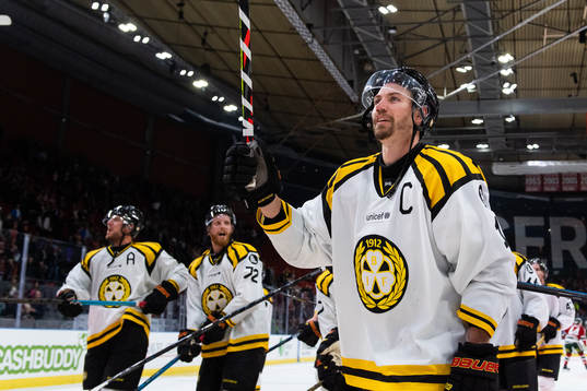 Brynäs Anton Rödin tackar publiken