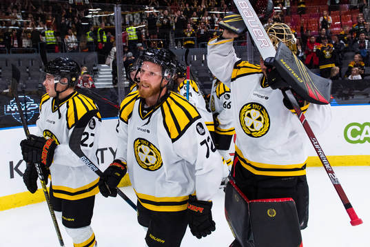 Brynäs Emil Forslund och Joachim Rodin tackar publiken