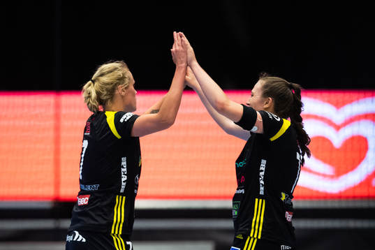 Sävehofs Thess Krönell och Amelia Lundbäck jublar
