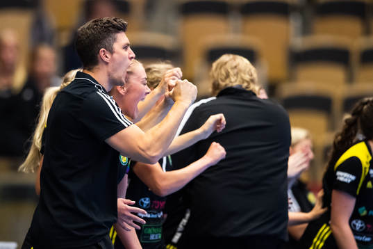 Sävehofs tränare Rasmus Overby jublar på slutsignal