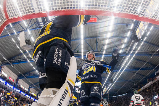 s målvakt Jonas Gunnarsson och Emil Johansson jublar
