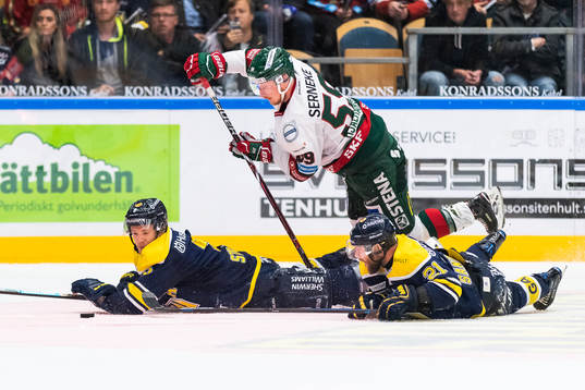s Didrik Strömberg och Christian Sandberg försvarar mot