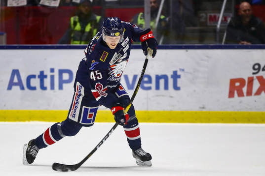 uLinköpings Simon Lundmark nder ishockeymatchen i SHL