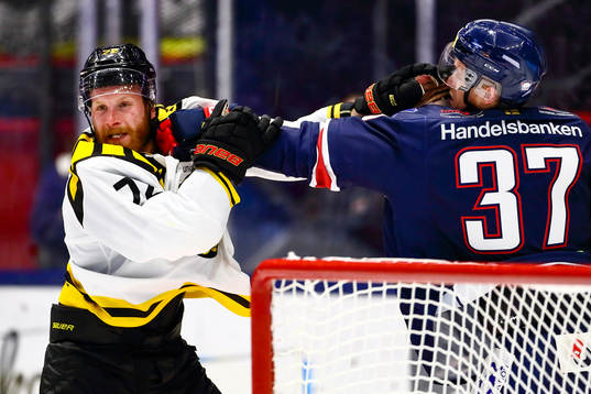 Brynäs Joachim Rodin och Linköpings Adam Ginning i