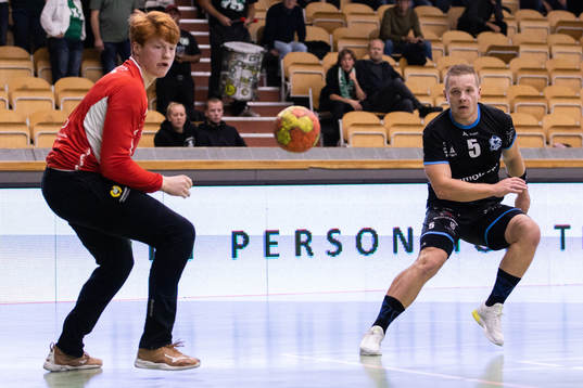 Hammarbys målvakt Linus Bergh och Amos Philip Kjellander