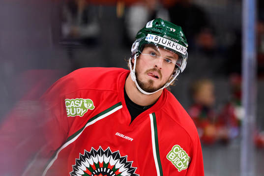 Frölundas Sebastian Stålberg värmer upp innan