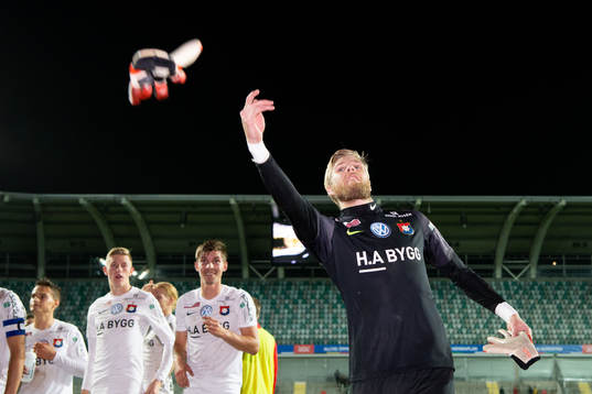 Örgrytes målvakt Fredrik Andersson kastar ut sina