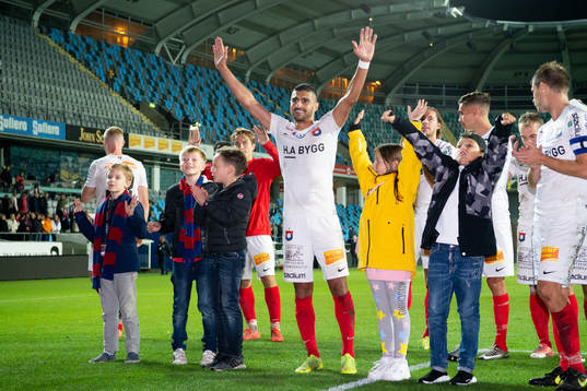 Örgrytes Ailton Almeida tackar publiken