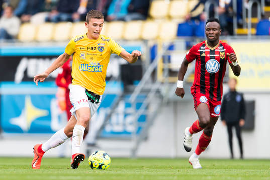 Falkenbergs John Björkengren driver bollen